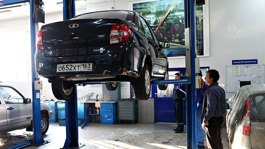 Автомобиль на подъёмнике в цеху техцентра